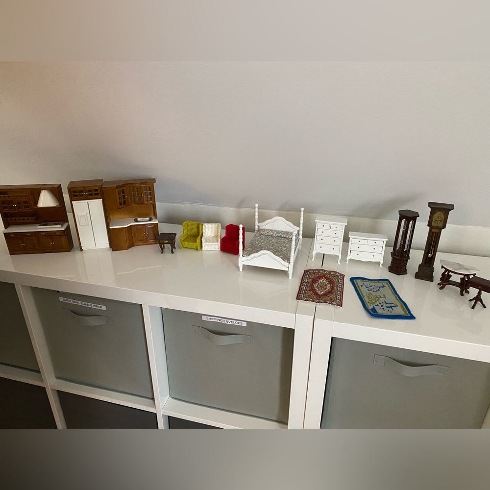 Various doll house pieces